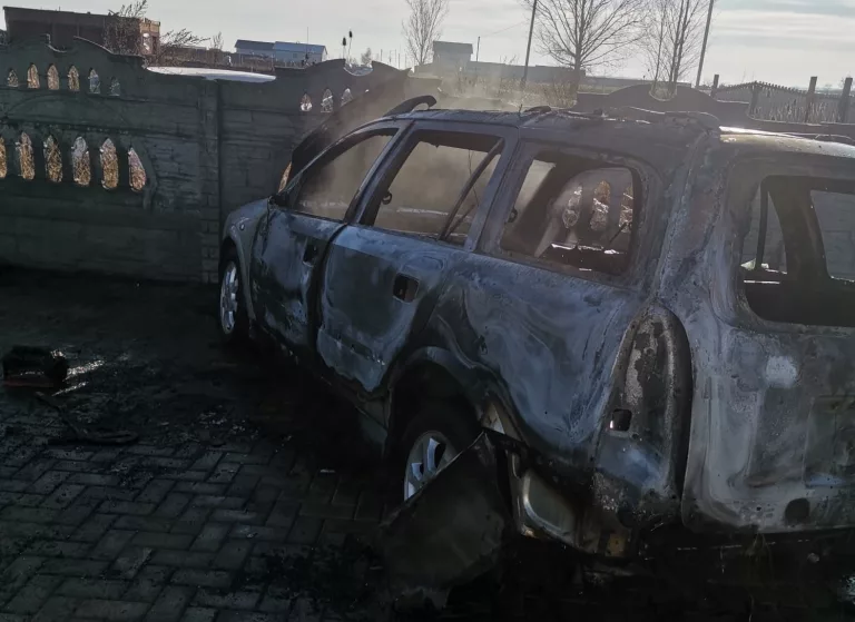 Mașină distrusă în urma unui incendiu. De la ce a pornit focul