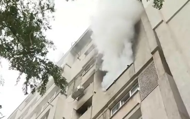Bucătărie cuprinsă de flăcări într-un bloc din municipiu