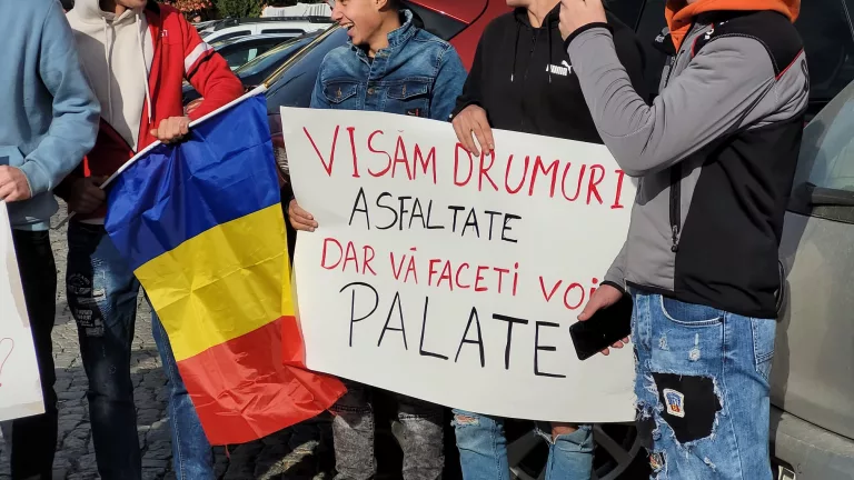 Locuitori din Mileanca și Coțușca, în marș pentru asfaltarea drumului județean 293. Discuții deturnate politic (video)
