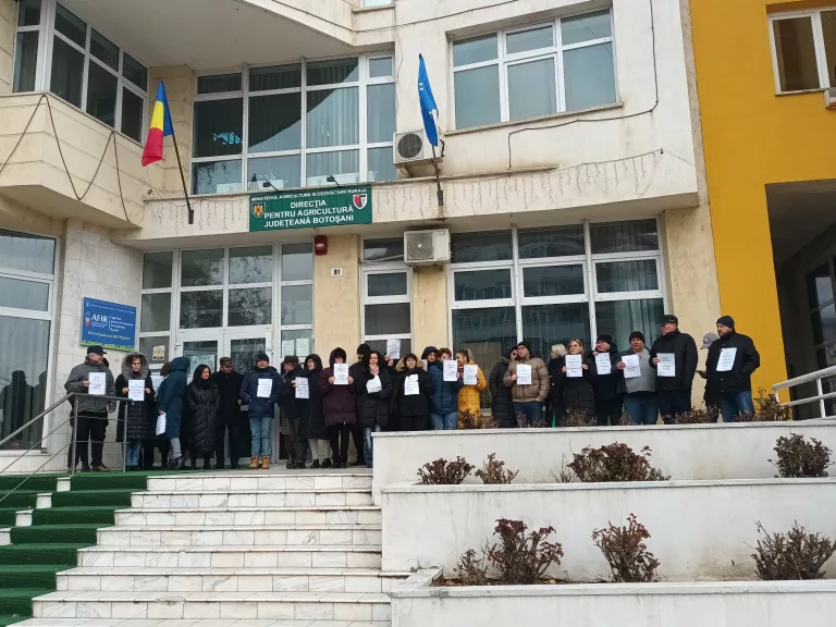 Angajaţii APIA Botoșani cer salarii mai mari. S-au alăturat protestului și funcționarii din centrele locale