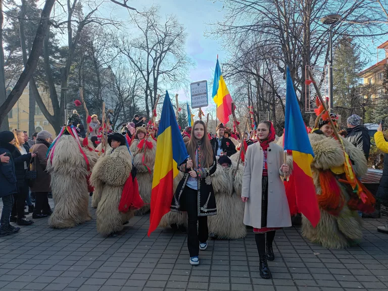 MONITORUL VIDEO: Mii de botoşăneni s-au adunat pentru a se bucura de parada Urșilor de la Rotunda