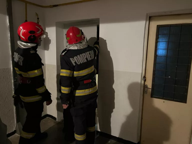 Adolescenți eliberaţi din lift cu pompierii (video)