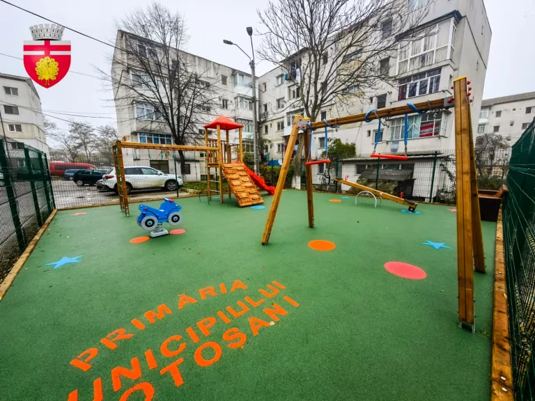 Două locuri noi de joacă, înfiinţate pentru copii în municipiu. Alte două au fost reabilitate