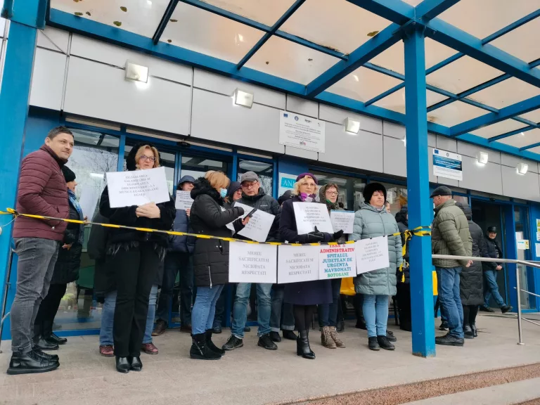 14 zile de protest la Spitalul Judeţean. Personalul TESA este hotărât să-şi obţină drepturile în stradă