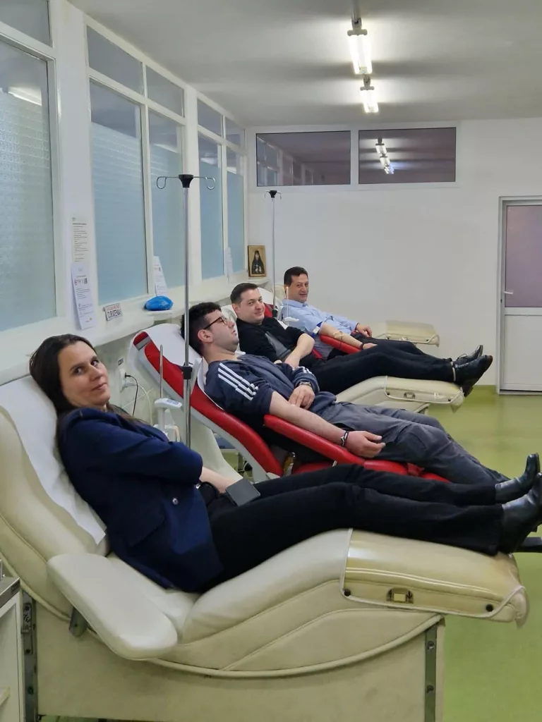 Peste 100 de cadre didactice au donat sânge pentru a-și ajuta semenii