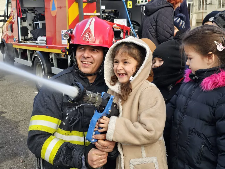 Copii învăţaţi de pompieri cum să se comporte în situaţii de criză