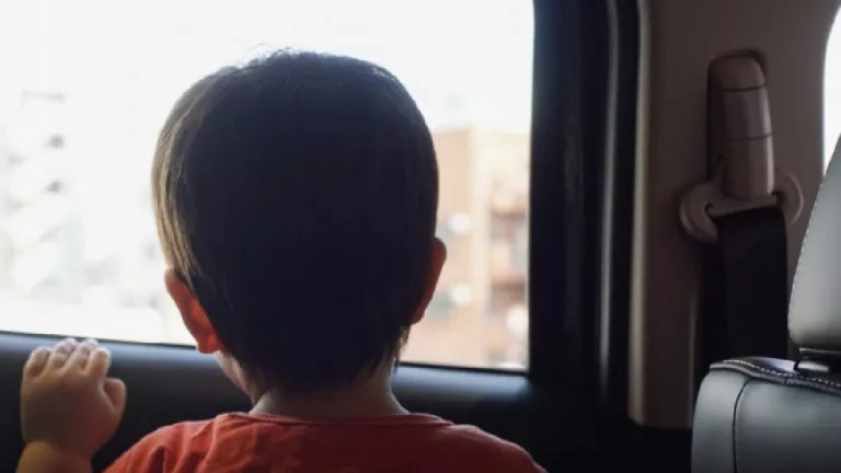 Alertă la Botoșani! Un copil a sunat la 112 după ce a fost lăsat în mașină de mama lui
