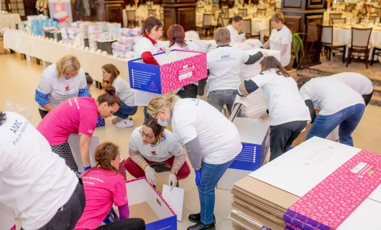 Maratonul Cutia Bebelușului la Botoșani: 120 de ore de voluntariat, 109 cutii destinate familiilor dezavantajate din județ