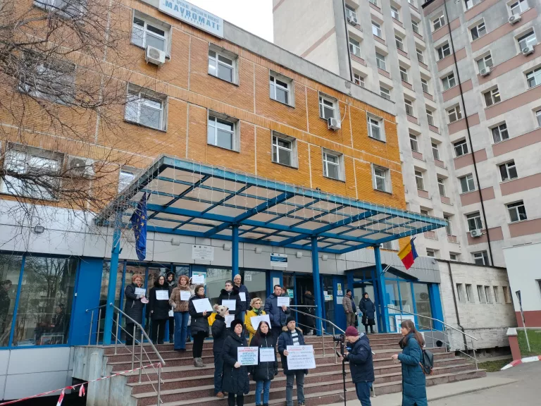 Personalul TESA din spital continuă protestele. Angajaţii cer salarii mai mari