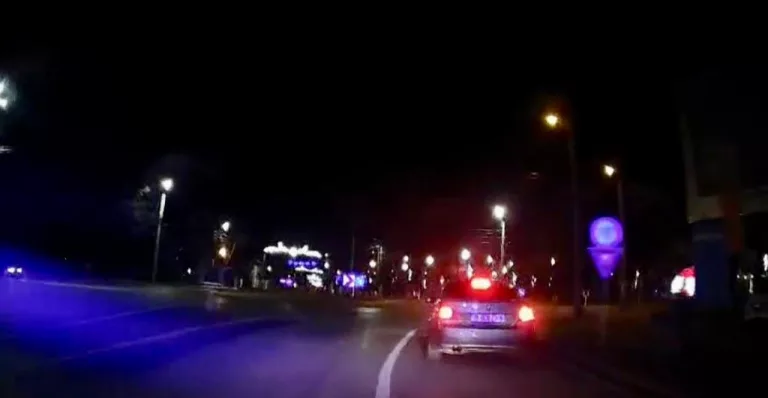 Cursa nebună prin oraş a vitezomanului cu BMW care a lovit maşina poliţiei a fost filmată (VIDEO)