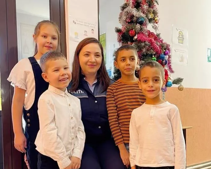 Familie oferită de o poliţistă din Botoşani pentru doi copii rămaşi ai nimănui (video)