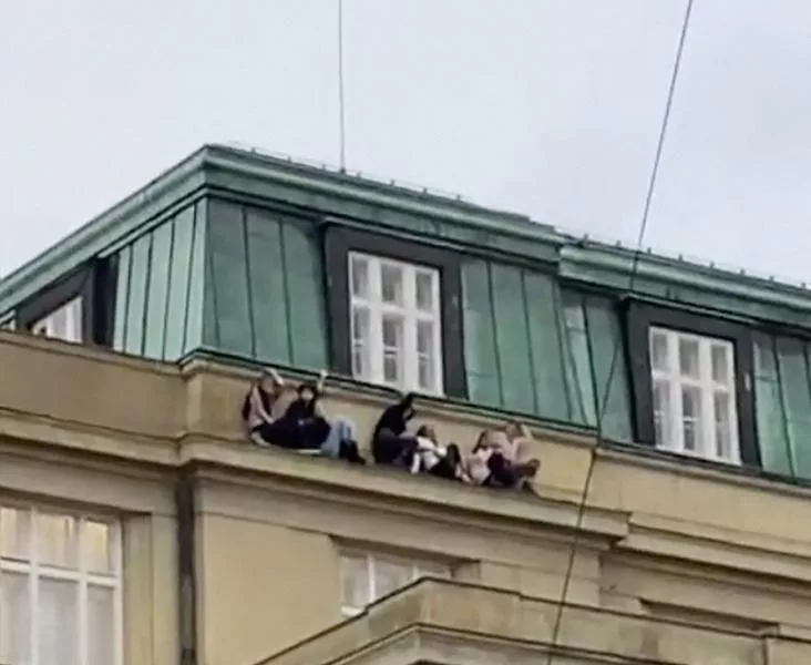 Atac armat la o universitate din Praga: 14 persoane ucise și 25 rănite
