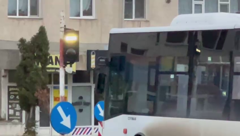 Numai șoferii de autobuz mai înțeleg semnele rămase de la tramvai.