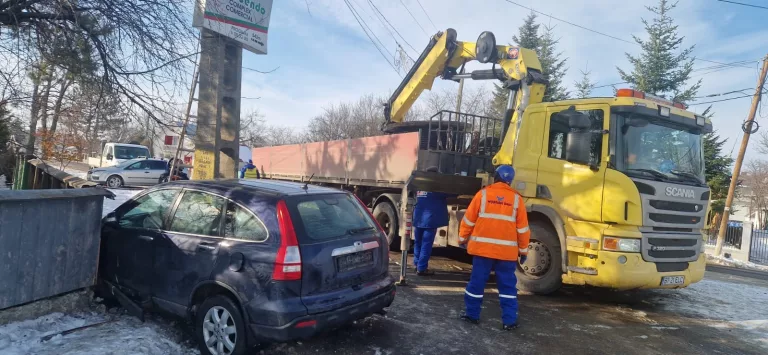 Stâlp de beton rupt de un șofer băut. A încercat să fugă, dar a leșinat în șanț (video)