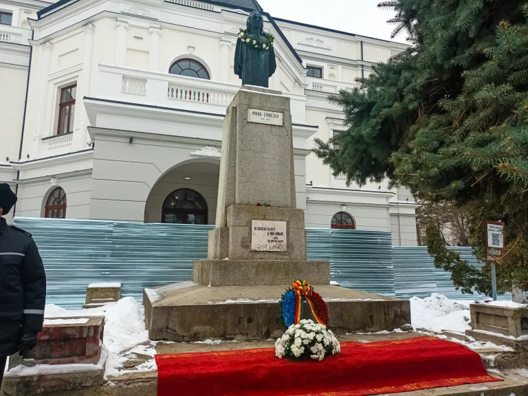 Coroane depuse la bustul lui Eminescu în funcție de culoarea politică (video)