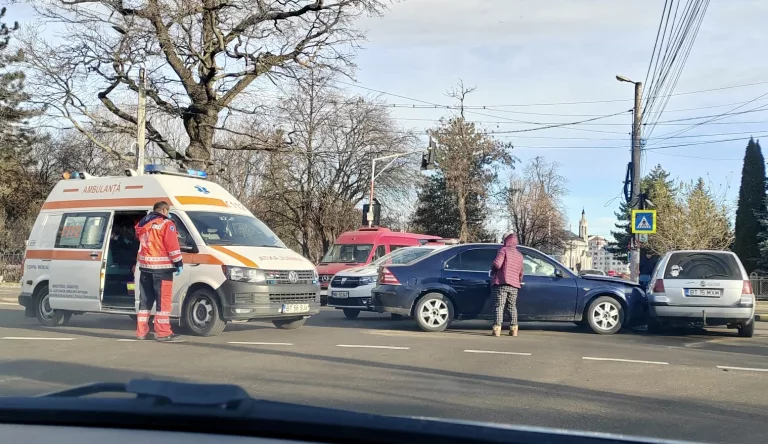 Accident cu victime provocat de o șoferița care a trecut pe roșu (VIDEO)