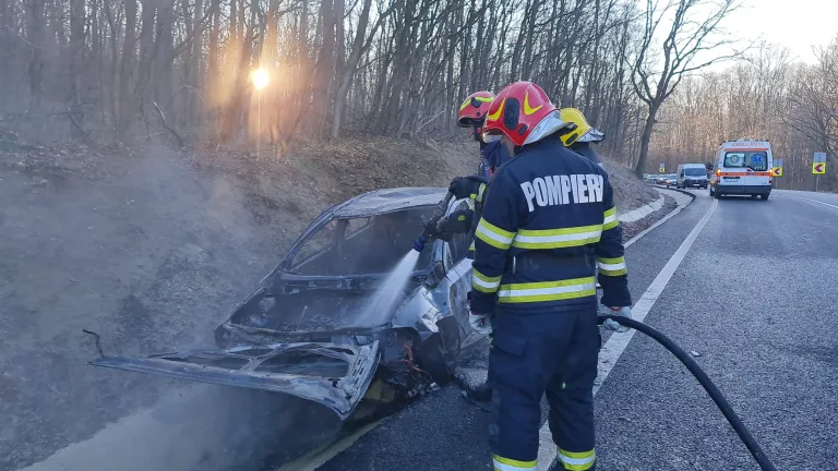 O mașină a luat foc după un accident aproape de oraș (VIDEO)