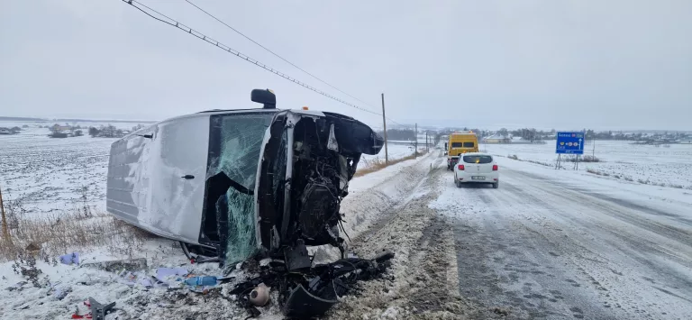 Accident grav pe un drum acoperit cu zăpadă (video)