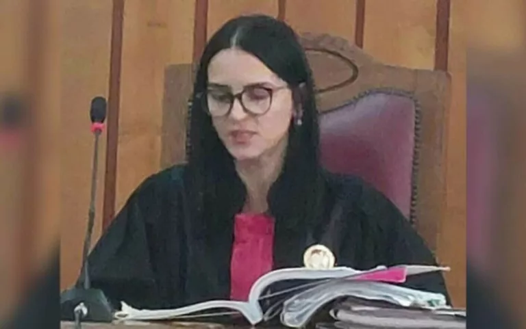 Judecătoarea din Suceava care se droga şi lua mită de la interlopi, trimisă în judecată