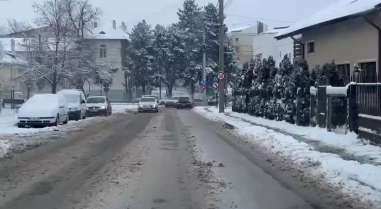 Circulație îngreunată la prima zăpadă. Șeful Urban Serv spune că nu sunt probleme (video)