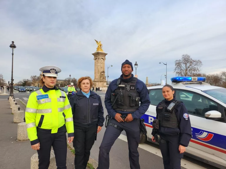 Polițista Simona Țurcanu, din cadrul Biroului Rutier Botoșani, patrulează în inima Parisului
