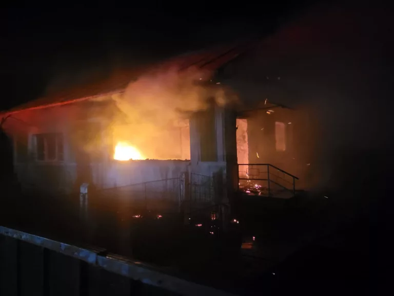 Casă distrusă de flăcări în prima zi din an. De la ce a pornit focul