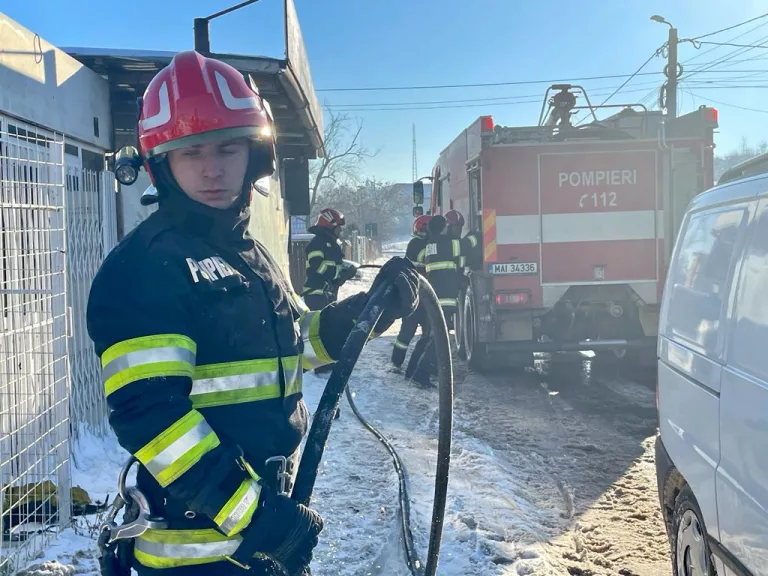 Incendiu într-un atelier. Un bărbat a fost dus la spital cu arsuri