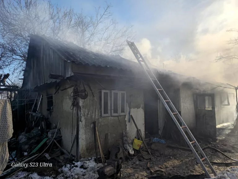 Incendiu într-o gospodărie din Copălău. Un septuagenar a avut nevoie de îngrijiri medicale