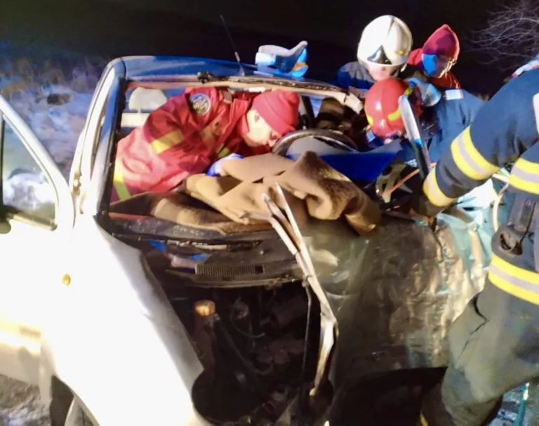 Șofer captiv în propria mașină după un accident grav