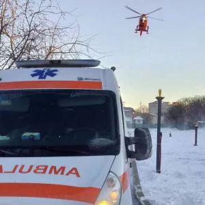 Elicopter chemat la Botoșani pentru o femeie în stare gravă (video)