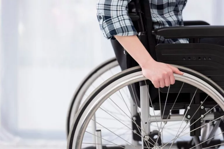 Persoanele cu dizabilități vor primi carduri electronice de carburant pentru transport