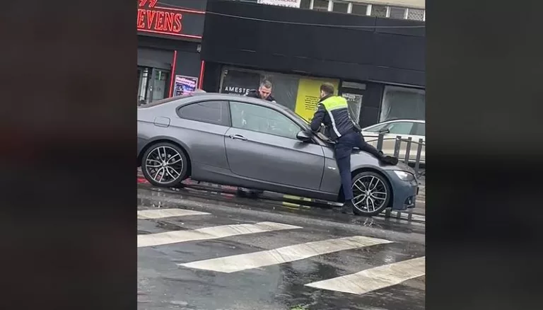Poliţist filmat în timp ce s-a urcat pe capota unei mașini și a folosit arma pentru a prinde un șofer care a refuzat să oprească