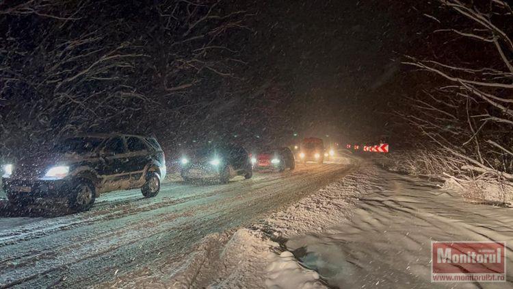 Mașini blocate din cauza zăpezii. Se intervine pe drumurile din județ