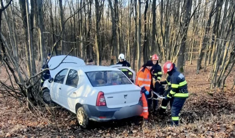 Șoferiță de 75 de ani rănită într-un accident produs chiar de ea