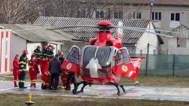 Elicopter chemat de urgenţă la Botoşani pentru un bebeluş în stare gravă (video)
