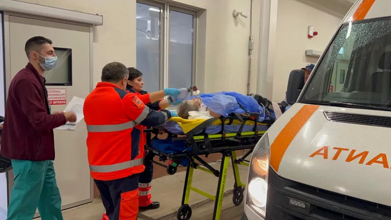 Femeia lovită pe trecere de un maxi taxi a murit la spital (video)