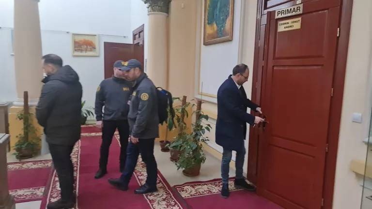 Procurorii DNA intră între politicienii din Botoșani. Primarul municipiului condus la DNA (VIDEO)