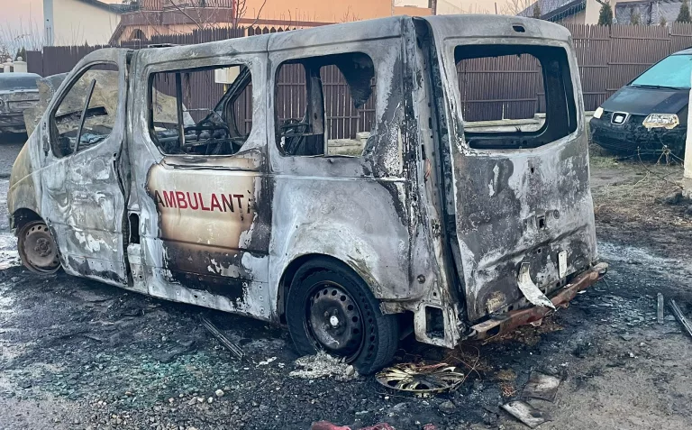 Ambulanţă distrusă şi trei autoturisme avariate de un incendiu. De la ce au pornit flăcările