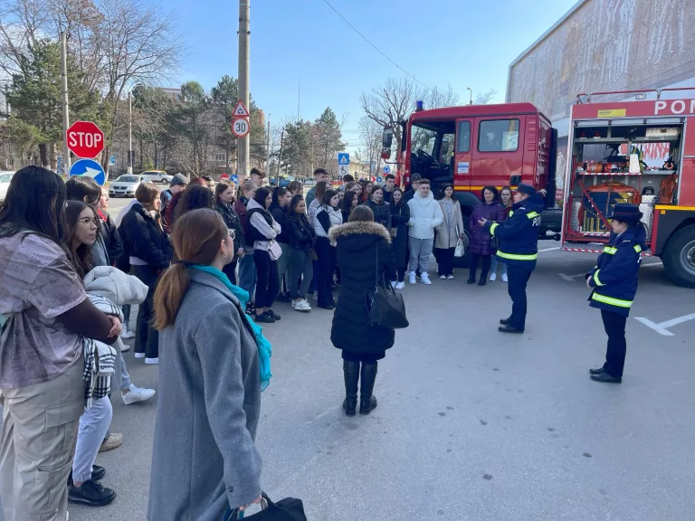 Sute de botoșăneni au fost alături de pompieri de Ziua Protecției Civile