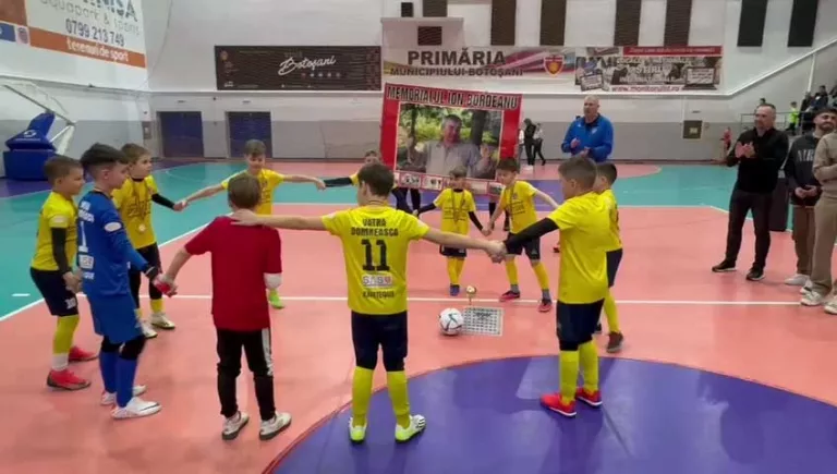 Micii fotbalişti de la AFC Junior se bucură de trofeu la concursul dedicat legendarului Ion Bordeanu.