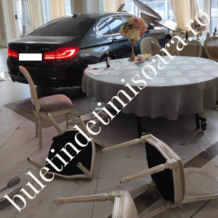 Accident la Băile Herculane. Un BMW a pătruns într-un restaurant și a produs pagube însemnate