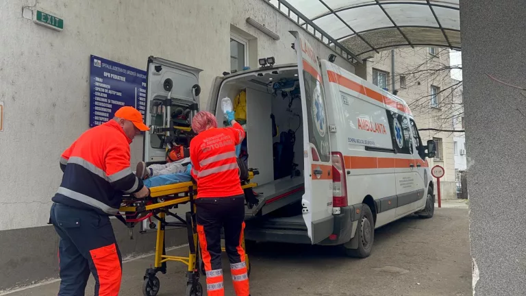 Copil ajuns la spital după ce a căzut dintr-o maşină aflată în mers