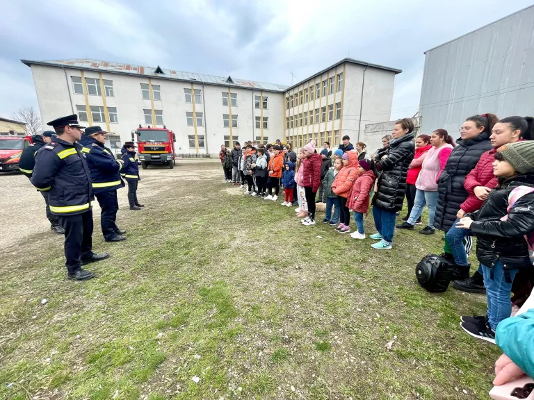 Pompierii, alături de elevi în cadrul acțiunii de Educație Preventivă