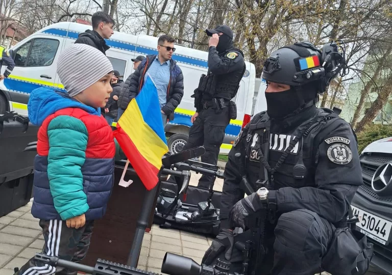 Ziua Poliției, marcată și la Botoșani. Pietonal transformat în expoziție, cu un oaspete special (video)