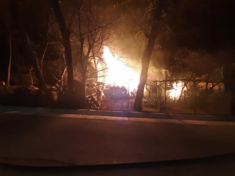 Incendiu de proporții într-o comună din județ. Focul a făcut prăpăd într-o gospodărie