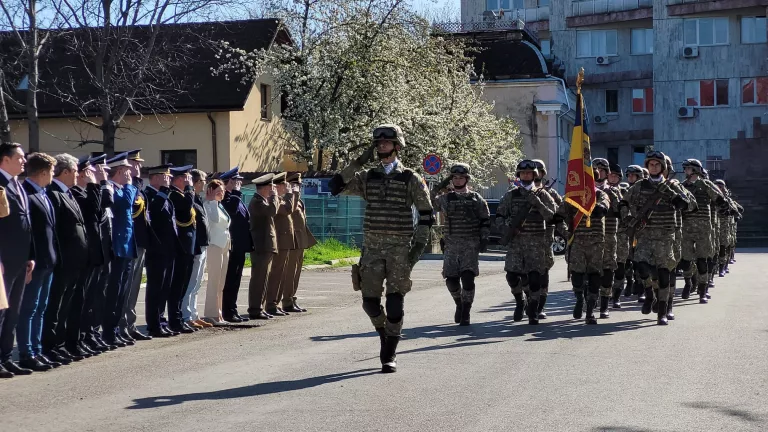 Defilare militară în centrul orașului. Două decenii de la intrarea României în NATO marcate în 10 minute (VIDEO)