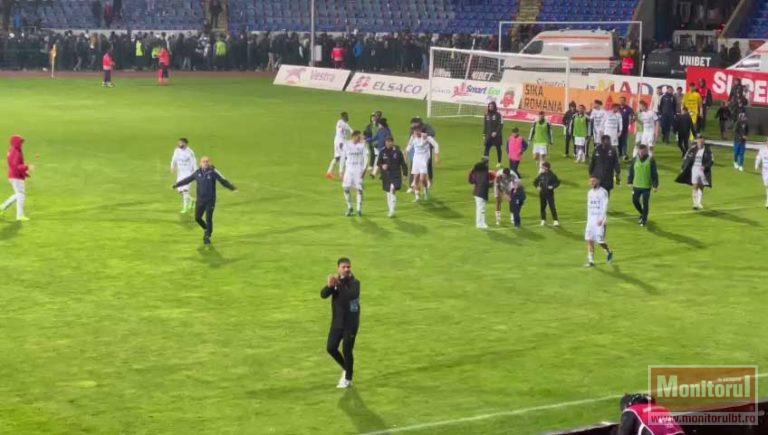 Jucătorii de la FC Botoşani aplaudaţi la scenă deschisă după victoria uriaşă cu Dinamo.