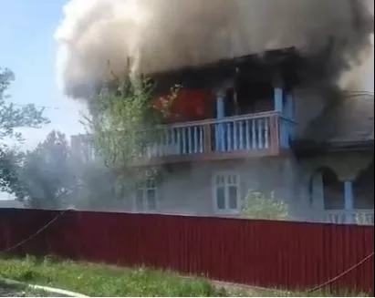 La un pas de tragedie! Femeie transportată la spital, în urma unui incendiu (VIDEO)