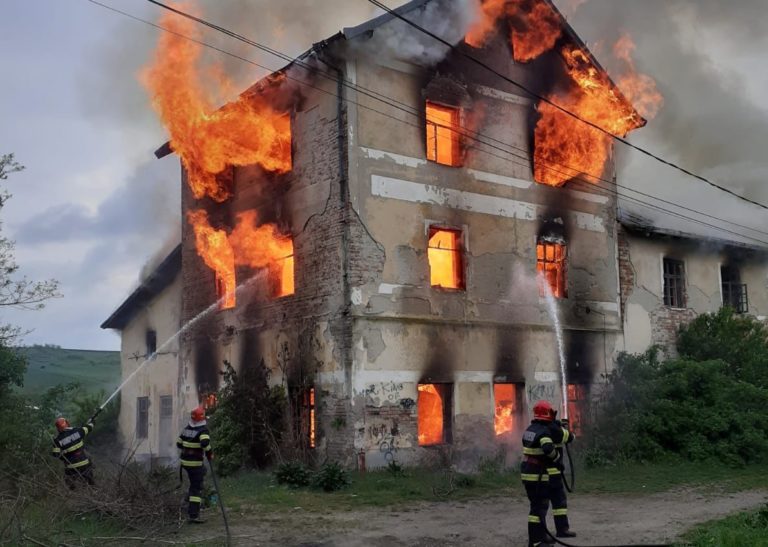 Incendiul de la Săveni a fost provocat INTENȚIONAT. Cazul este investigat de polițiști