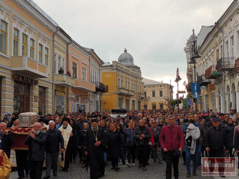 Procesiune cu mii de credincioși şi un sobor de preoţi pe străzile municipiului Botoşani în ajun de Sfântul Gheorghe (video)